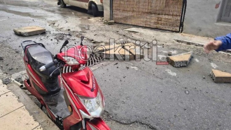 Ηράκλειο: Τμήμα μπαλκονιού κατέρρευσε και έπεσε πάνω σε μηχανάκι, δείτε βίντεο
