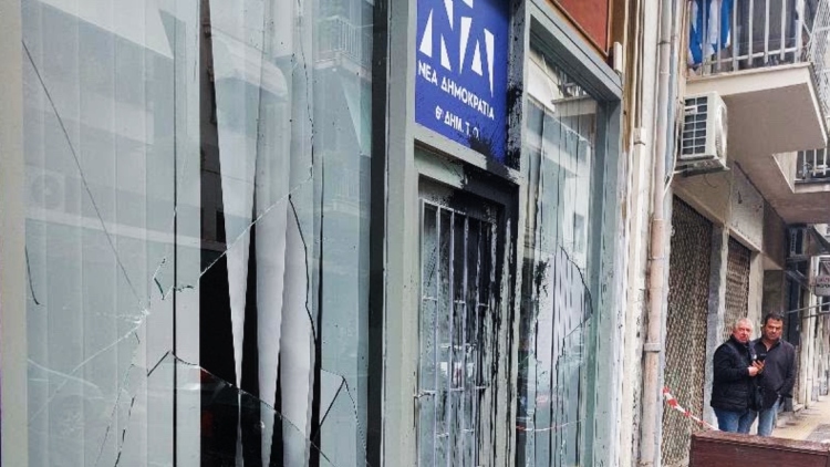 Επίθεση στα γραφεία της ΝΔ στην Κυψέλη, έσπασαν τζάμια και πέταξαν μπογιές