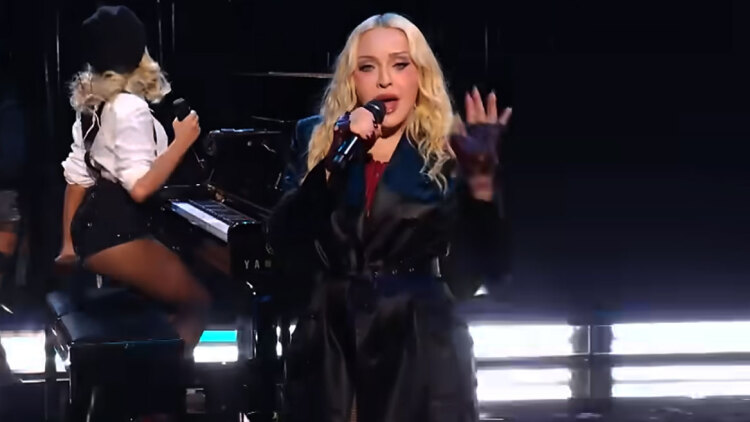 Δίχασε η Μαντόνα με την εμφάνιση της στα MTV VMA μετά από 23 χρόνια: Το αμήχανο «αστείο» και η κατακραυγή στα social media για το σόου