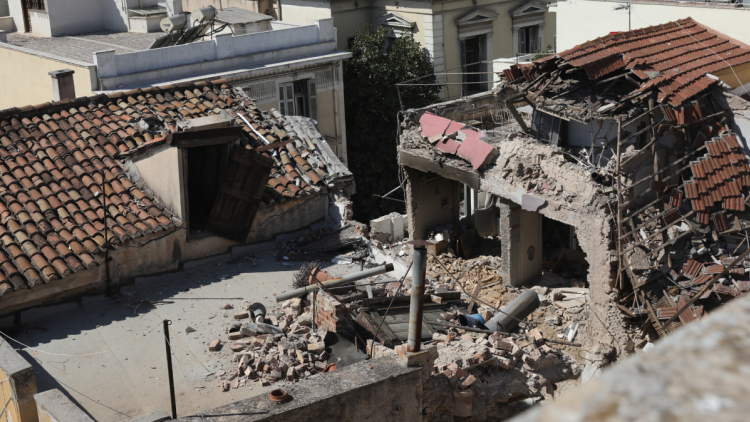Αυτοψία της Πολεοδομίας στην Πλάκα μετά την κατάρρευση της πολυκατοικίας: Σοβαρές ζημιές σε δύο κτήρια