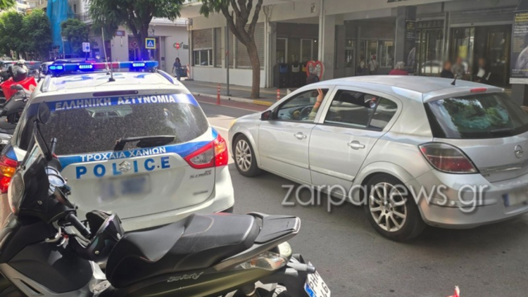 Αυτοκίνητο παρέσυρε γυναίκα έξω από το Δημαρχείο στα Χανιά 

