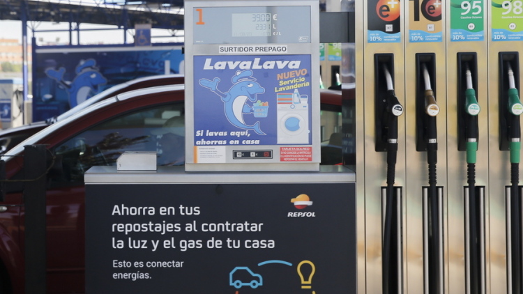 Ισπανία: Παρατείνονται τα μέτρα στήριξης, έκπτωση 20 λεπτά στα καύσιμα τον Οκτώβριο