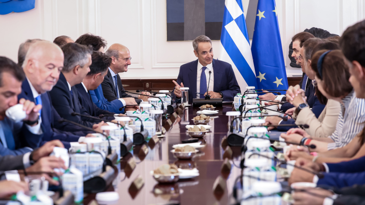 Συνεδριάζει την Τετάρτη το υπουργικό συμβούλιο - Επί τάπητος το νέο πλαίσιο για την πρόσβαση των ανηλίκων στο διαδίκτυο