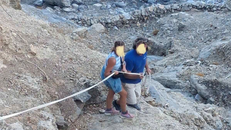 Αμοργός: Γαλλίδα κατέβηκε σε γκρεμό για να πιάσει το σακάκι της και εγκλωβίστηκε