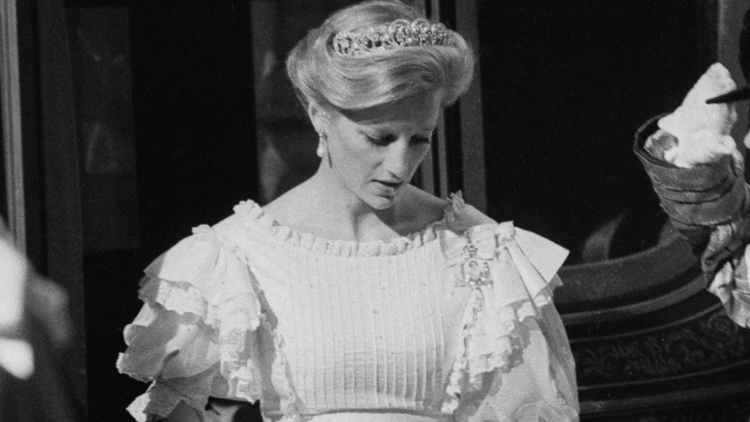 Princess Diana: Το χτένισμα που προκάλεσε την αντίδραση της Queen Elizabeth
