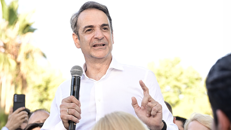 Ο Μητσοτάκης ξεκινά περιοδείες με το βλέμμα στον δύσκολο χειμώνα και βάζει φρένο στα γαλάζια «φάλτσα»