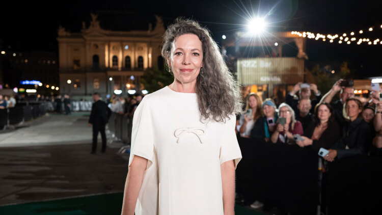 Το νέο look της Ολίβια Κόλμαν: Εμφανίστηκε με μακριά και γκρίζα  μαλλιά μετά από σχεδόν μία δεκαετία
