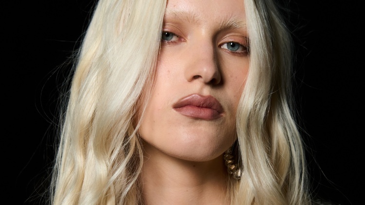 Cashmere hair: Το μυστικό για απαλά, λαμπερά μαλλιά που θυμίζουν την υφή του κασμίρ
