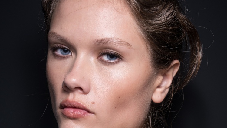Κίτρινο lip gloss: Η απρόσμενη απόχρωση που έχει αγαπηθεί όσο καμία άλλη στα social media το τελευταίο διάστημα
