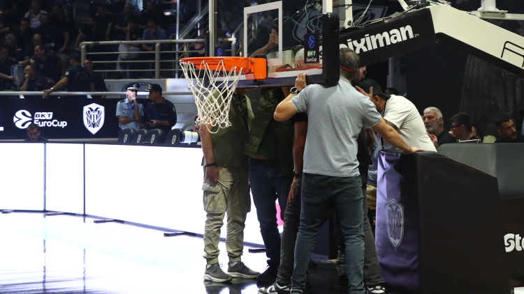 ΠΑΟΚ - Μανρέσα: Διακόπηκε προσωρινά το παιχνίδι λόγω προβλήματος στη μπασκέτα στο «Παλατάκι», βίντεο