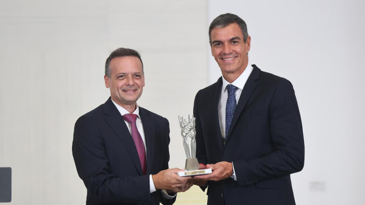 Ο Δούκας απένειμε στον Σάντσεθ το Βραβείο Δημοκρατίας της Πόλης των Αθηνών 2026