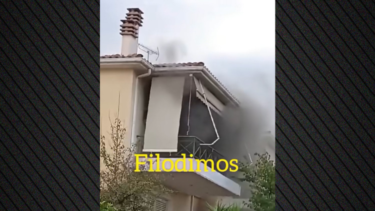 Φωτιά τώρα σε διαμέρισμα στο Αίγιο, απεγκλωβίστηκε μια γυναίκα, δείτε βίντεο