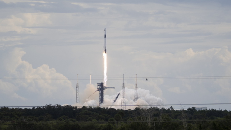 Εκτοξεύτηκε ο πύραυλος της SpaceX που μεταφέρει τέσσερις αστροναύτες στον Διεθνή Διαστημικό Σταθμό, βίντεο