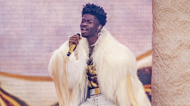 Ο Lil Nas X τιμά τη μνήμη της μητέρας του με νέο τραγούδι που περιλαμβάνει ηχητικό της