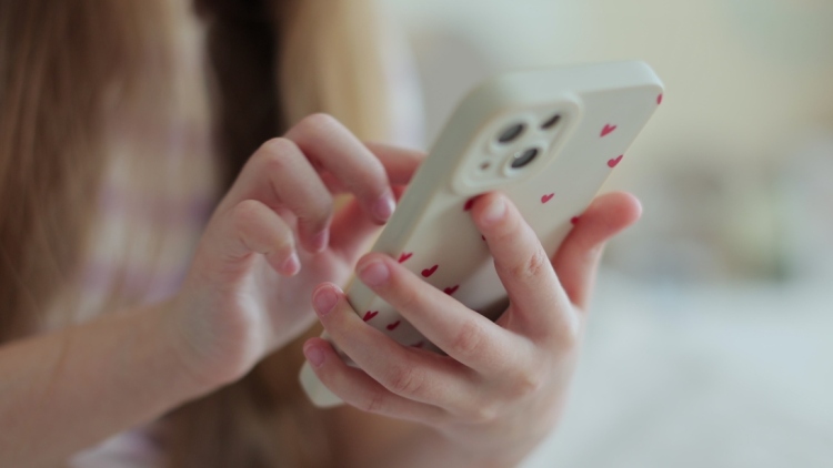 Social media: Τι αλλάζει για τους κάτω των 15 στην Ελλάδα από 1η Ιανουαρίου, πώς θα ελέγχεται η ηλικία