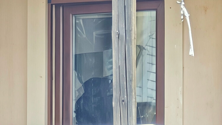 «Απειλούσε πως θα της λιώσει το κεφάλι»: Σοκάρουν οι μαρτυρίες για τον 32χρονο που εισέβαλε στο σπίτι της πρώην του στο Λαύριο