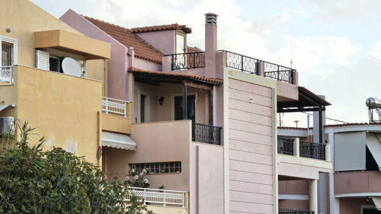 Ο πρώην σύντροφος εισέβαλε με βαριοπούλα και μαχαίρωσε το ζευγάρι στο Λαύριο - Η γυναίκα τον είχε καταγγείλει 5 φορές, είχε και panic button