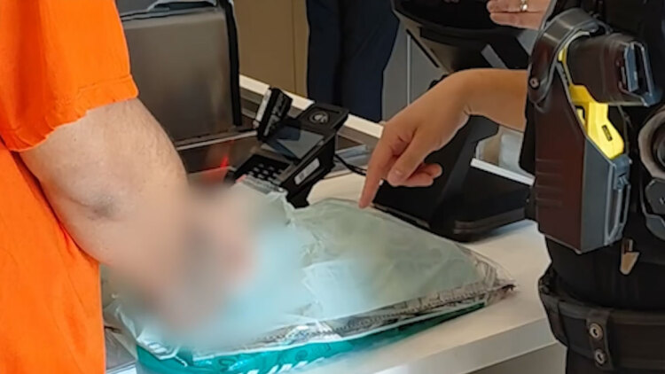 Κουρέας στο Τέξας βρήκε 120.000 δολάρια ξεχασμένα πάνω σε ΑΤΜ και τα παρέδωσε μέχρι τελευταίου σεντ