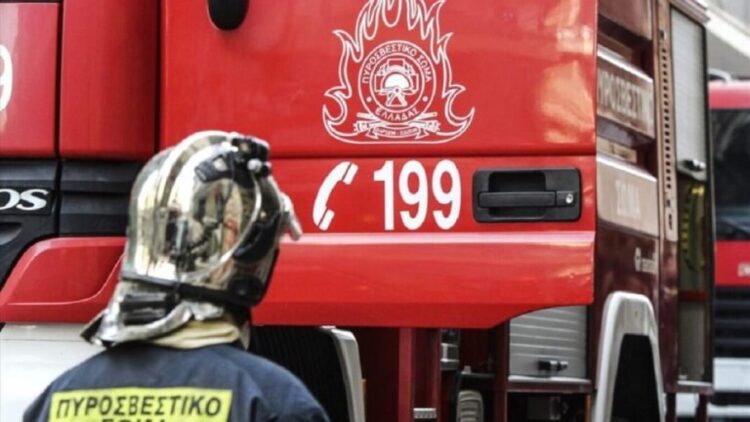 Φωτιά σε εγκαταλελειμμένο κτίριο στο Μεταξουργείο, διακοπή κυκλοφορίας στην οδό Κεραμεικού
