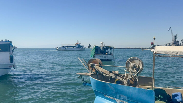 Συμβολικός αποκλεισμός του λιμανιού της Θεσσαλονίκης από τους αλιείς, δείτε βίντεο
