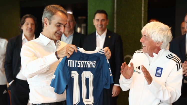 Την Εθνική Ελλάδος επισκέφτηκε ο Μητσοτάκης και ο Γιοβάνοβιτς του χάρισε τη φανέλα με το 10: «Εκπλήξατε πολλούς αλλά όχι τους εαυτούς σας»