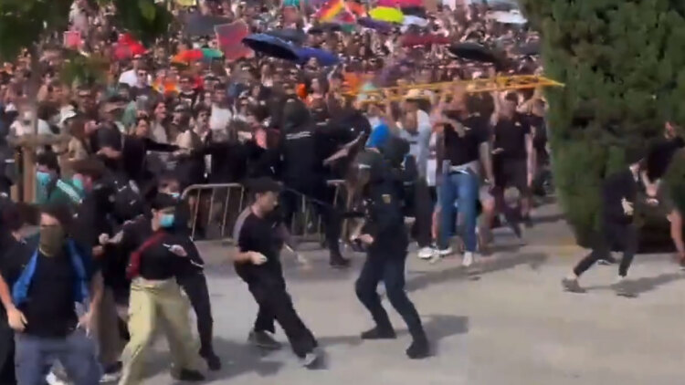 Πλαστικές σφαίρες και δακρυγόνα χρησιμοποίησαν οι αστυνομικοί στη Βαλένθια για να διαλύσουν το πλήθος στη διαδήλωση για το στεγαστικό