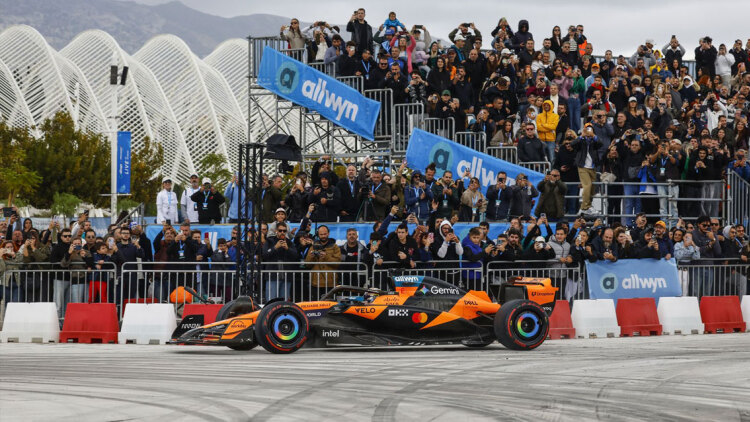 Η Αθήνα στην pole position με McLaren! Χιλιάδες φίλοι του motorsport στο πρώτο Allwyn x McLaren Racing Live event