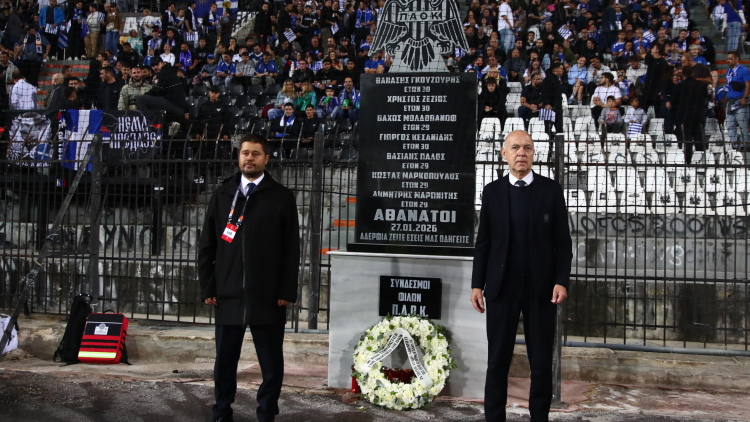 Ελλάδα - Γερμανία: Στεφάνι στη μνήμη των θυμάτων των Τεμπών κατέθεσε η ΕΠΟ