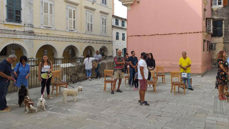 Στην εκκλησία με τα κατοικίδιά τους για την Παγκόσμια Ημέρα Ζώων: Σκύλοι, γάτες και πουλιά παίρνουν την ευλογία στον προαύλιο χώρο του Αγίου Φραγκίσκου στην Κέρκυρα