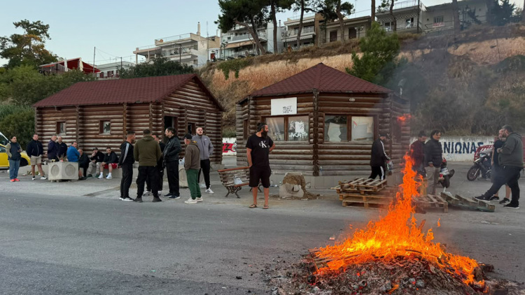  Αλιείς απέκλεισαν επ’ αόριστον την ιχθυόσκαλα στη Νέα Μηχανιώνα, καταγγέλλουν εισαγωγή ψαριών από την Τουρκία