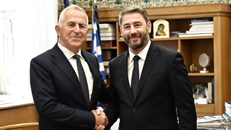 Γιατί σήκωσε σημαία ΠΑΣΟΚ ο ναύαρχος Αποστολάκης: «Πάω κόντρα στο κύμα, αρνούμαι τις αποστρατεύσεις, τις προσωπικές λύσεις και τα κελεύσματα»

