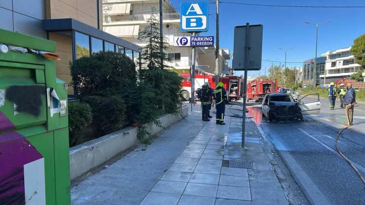 Φωτιά σε όχημα στη λεωφόρο Μεσογείων, προβλήματα στο ρεύμα προς Σταυρό στην Αγία Παρασκευή
