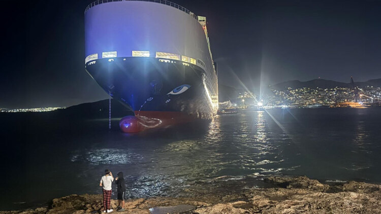 Προσάραξη του car carrier NEPTUNE ETHOS στον δίαυλο του Ναυστάθμου Σαλαμίνας, δείτε βίντεο και φωτογραφίες