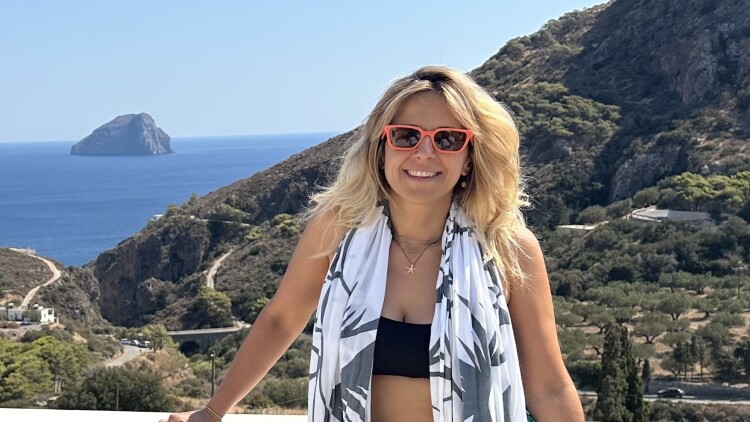 «Από αυτό το νησί δεν λείπει τίποτα»: Tα Κύθηρα της τραγουδίστριας Δήμητρας Σταθοπούλου 