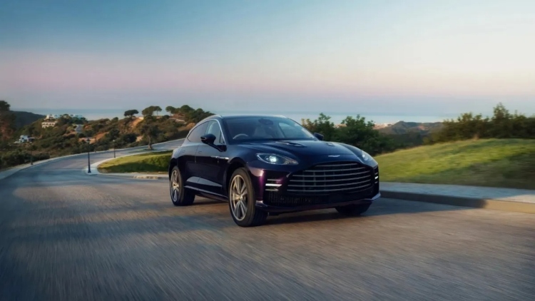 Η Aston Martin DBX αποκτά V8 έκδοση GT 