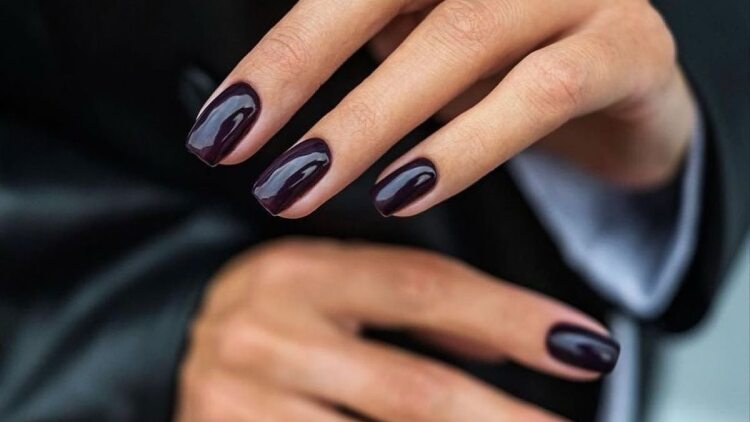 Plum Nails: Η πιο cool εναλλακτική του μπορντό μανικιούρ για το φθινόπωρο
