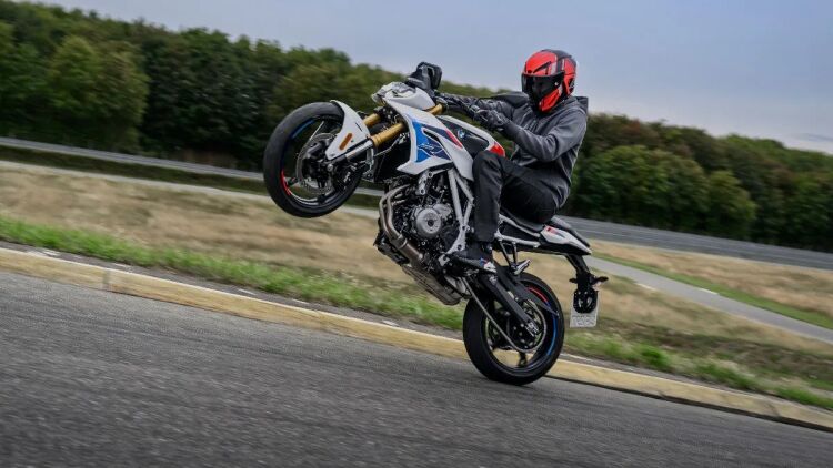 Γυμνή και προσιτή η νέα 450άρα της BMW - Με πόσα την αποκτάς;