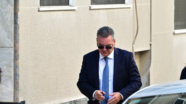Οι Αρχές ανοίγουν το χρηματοκιβώτιο του Μαζωνάκη, στο ΑΤ Κυψέλης ο δικηγόρος του 