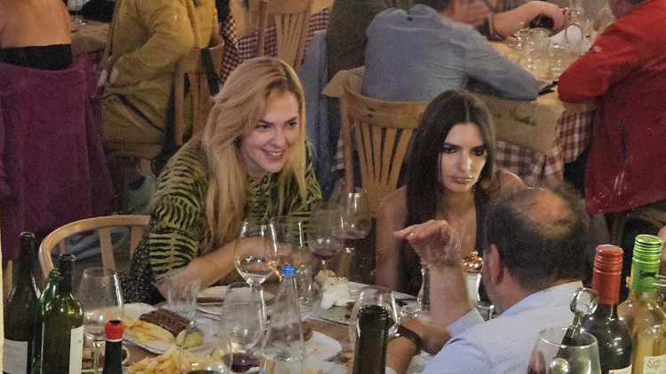 Η Έμιλι Ραταϊκόφσκι και ο Ρομέν Γαρβάς γευμάτισαν με τη Ρένα Μόρφη, δείτε εικόνες