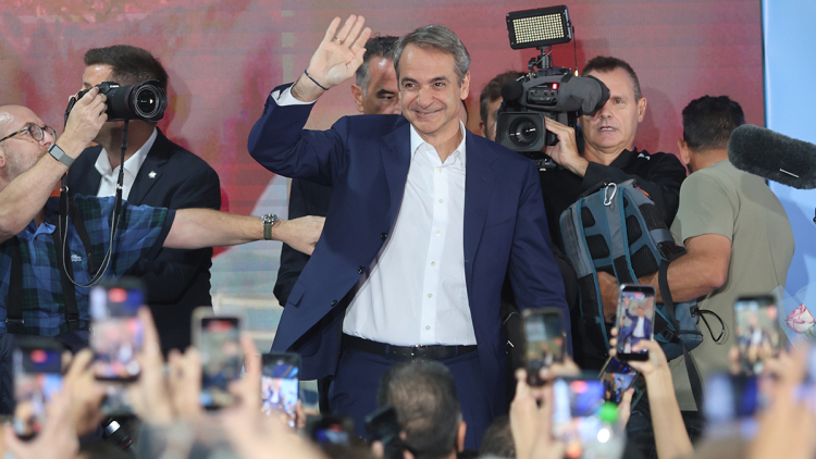 Tο παρασκήνιο των γενεθλίων της ΝΔ: Το 4Χ4 του Μητσοτάκη, το νεοδημοκρατικό ρετρό συσπείρωσης και οι αναφορές στους «πρώην»