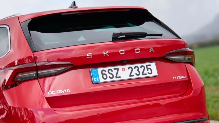 Πότε φτάνει στη χώρα μας το πλήρως υβριδικό Skoda Octavia;
