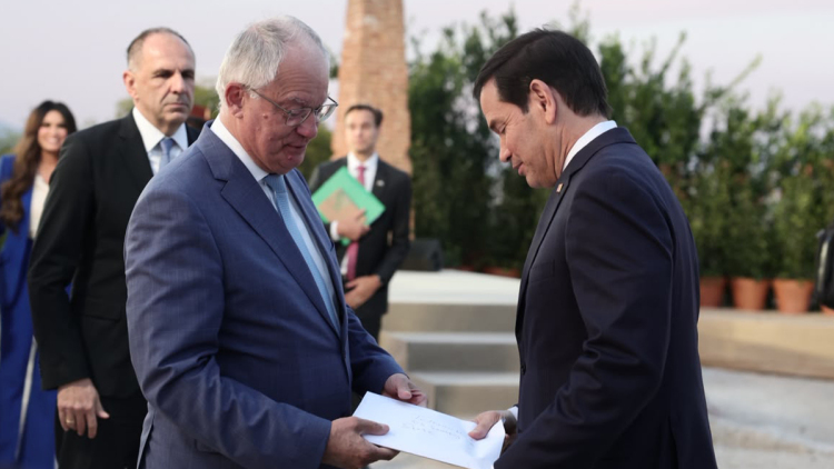 Το σημειολογικό δώρο που έκανε ο Τασούλας στον Ρούμπιο μετά την ομιλία του στην Πνύκα