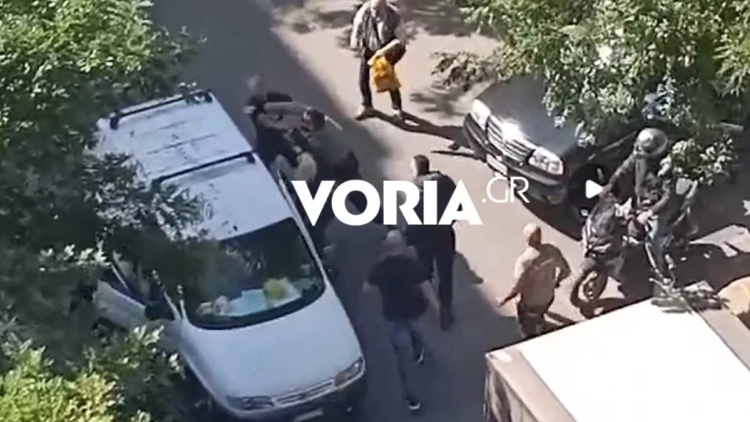 Άγρια συμπλοκή στη μέση του δρόμου στη Θεσσαλονίκη: Άνοιξε την πόρτα του βαν, έβγαλε έξω τον οδηγό και τον γρονθοκόπησε, δείτε βίντεο
