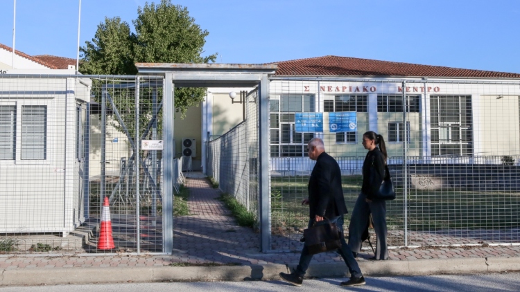 «Αναγνώρισα τη φωνή του παιδιού μου από τα ηχητικά, ξαναζούσα τον θάνατό του»: Συγκλονιστικές καταθέσεις στη δίκη για τα Τέμπη