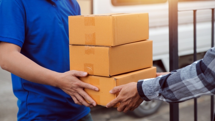 Τέλος τα μετρητά στις παραδόσεις δεμάτων με courier, υποχρεωτικές οι ηλεκτρονικές πληρωμές
