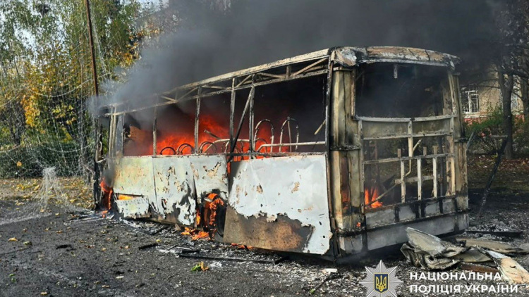 Ρωσική επίθεση σε δύο λεωφορεία σκότωσε τουλάχιστον 30 ανθρώπους κοντά στο μέτωπο της Ουκρανίας