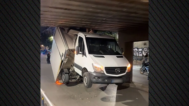 Απίστευτο τροχαίο στη Θεσσαλονίκη: Φορτηγό προσέκρουσε και κόλλησε σε γέφυρα ενώ μεταφερόταν με όχημα οδικής βοήθειας, δείτε βίντεο