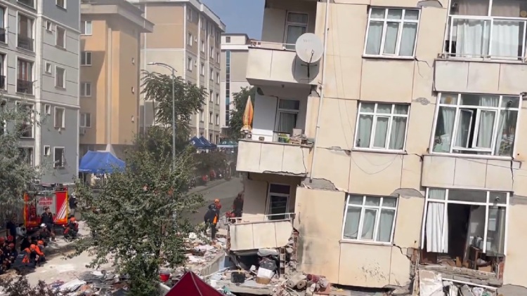 Κατάρρευση πολυκατοικίας στην Κωνσταντινούπολη: Όροφοι χτίστηκαν αυθαίρετα, κρατούνται ο αρχιτέκτονας και ο επιτηρητής του έργου