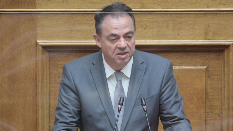 Ο Δημήτρης Κωνσταντόπουλος διαψεύδει ότι κινήθηκε απειλητικά κατά της Άννας Παπαδοπούλου και απειλεί με μηνύσεις