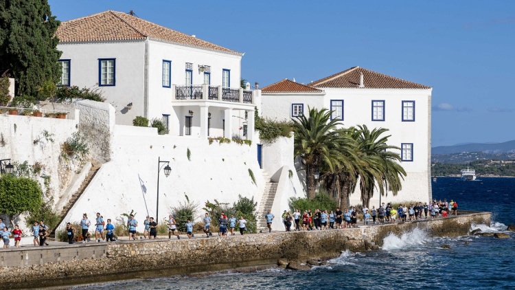 15 χρόνια Spetses Mini Marathon: Οι Σπέτσες φόρεσαν τα γιορτινά τους